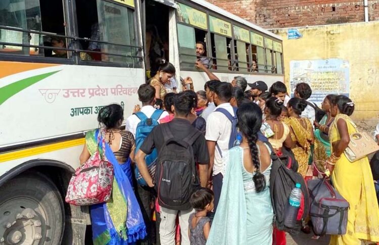 होली में घर वापसी की मशक्कत, ट्रेनें व बसें फुल