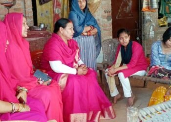 मृतक बीएलओ के परिवार से मिला गुलाबी गैंग लोकतांत्रिक