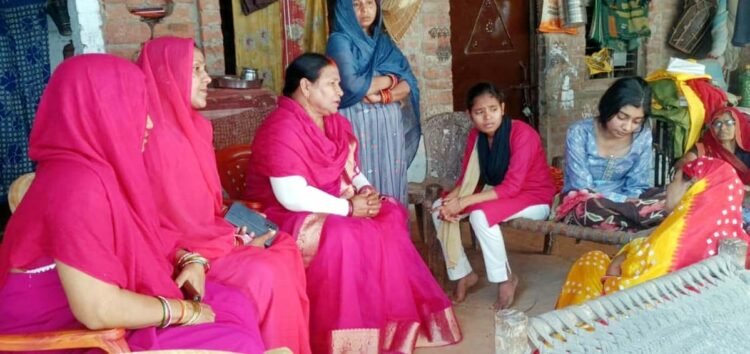 मृतक बीएलओ के परिवार से मिला गुलाबी गैंग लोकतांत्रिक