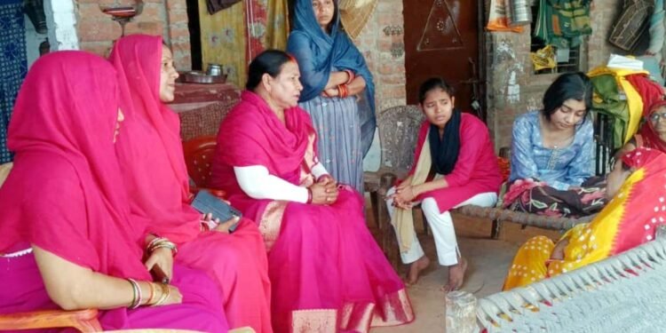 मृतक बीएलओ के परिवार से मिला गुलाबी गैंग लोकतांत्रिक