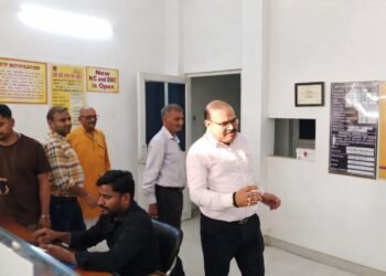 गैस संकट की खबर वायरल होते ही हरकत में आया प्रशासन, जिला पूर्ति अधिकारी ने किया रानी सती इंडियन गैस एजेंसी का निरीक्षण