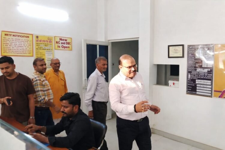 गैस संकट की खबर वायरल होते ही हरकत में आया प्रशासन, जिला पूर्ति अधिकारी ने किया रानी सती इंडियन गैस एजेंसी का निरीक्षण