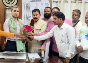 डीएम से मिली व्यापार मंडल की शहर कमेटी