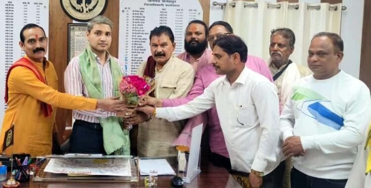 डीएम से मिली व्यापार मंडल की शहर कमेटी