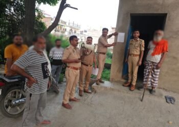 फरार जालसाज के घर गूंजी डुगडुगी, दो पासपोर्ट बनवाने के आरोपी पर 82 की कार्रवाई