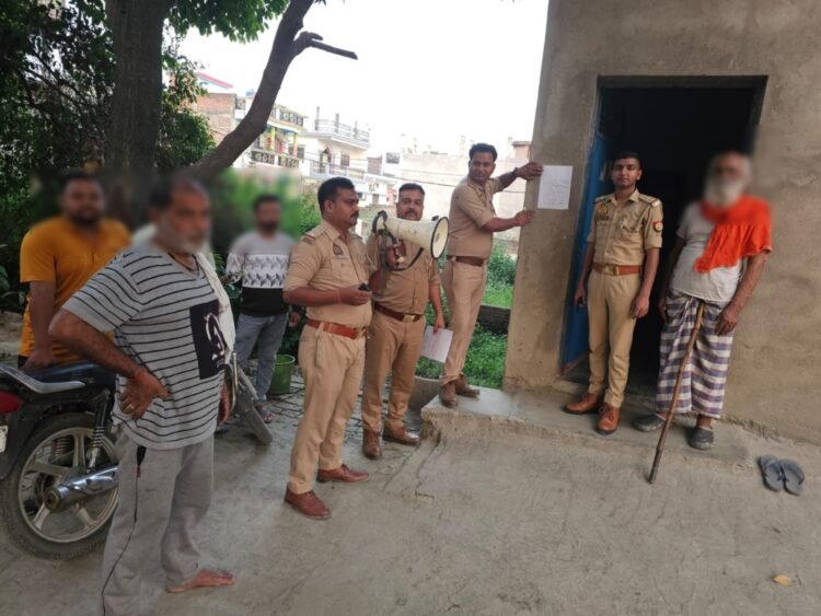 फरार जालसाज के घर गूंजी डुगडुगी, दो पासपोर्ट बनवाने के आरोपी पर 82 की कार्रवाई