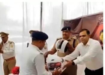 शास्त्री चौराहे पर 500 से अधिक हेलमेट वितरित, ट्रैफिक नियमों के पालन की अपील