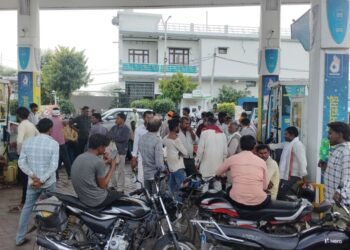 हमीरपुर जिले में डीजल-पेट्रोल को लेकर अफवाह से हड़कंप, पंपों पर उमड़ी भीड़