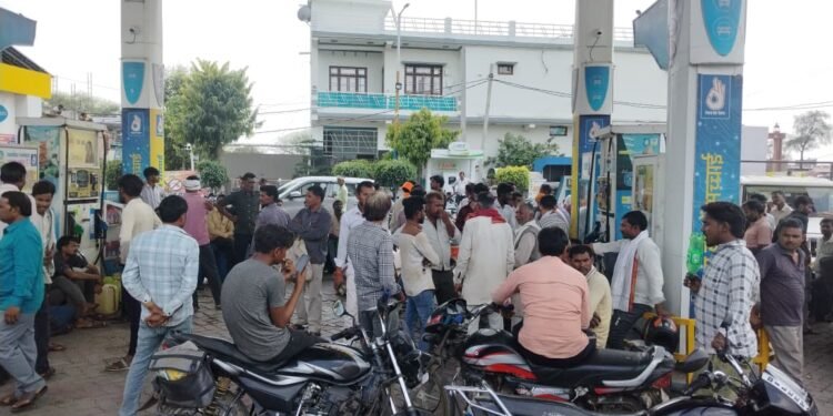 हमीरपुर जिले में डीजल-पेट्रोल को लेकर अफवाह से हड़कंप, पंपों पर उमड़ी भीड़
