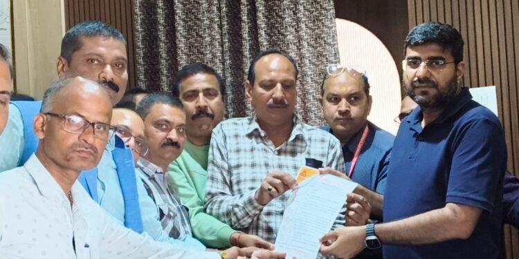 पत्रकार अग्निवेश मृत्यु प्रकरण में पत्रकारों ने डीएम से आर्थिक सहयोग व शस्त्र लाइसेंस की मांग, एसएसपी से निष्पक्ष जांच व आरोपियों की गिरफ्तारी की उठाई जोरदार आवाज