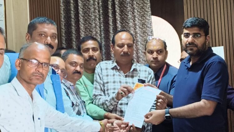 पत्रकार अग्निवेश मृत्यु प्रकरण में पत्रकारों ने डीएम से आर्थिक सहयोग व शस्त्र लाइसेंस की मांग, एसएसपी से निष्पक्ष जांच व आरोपियों की गिरफ्तारी की उठाई जोरदार आवाज