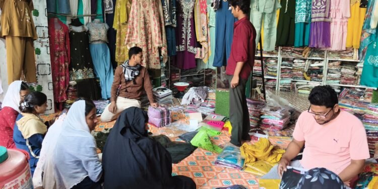 ईद करीब बाजारों में बढ़ी रौनक