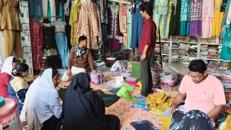 ईद करीब बाजारों में बढ़ी रौनक