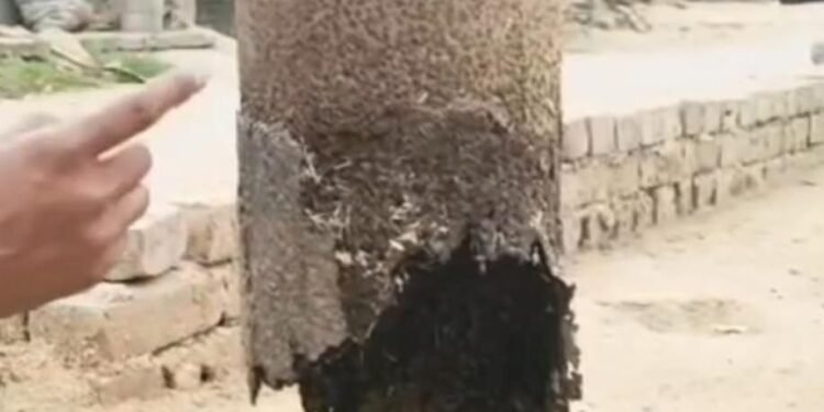 जर्जर पोल व लटकते हाई टेंशन तार से छुटकारा पाने के लिए टकटकी लगाए हैं लोग