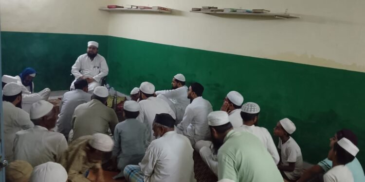 तरावीह मुकम्मल होने पर सजी दीन की महफिल