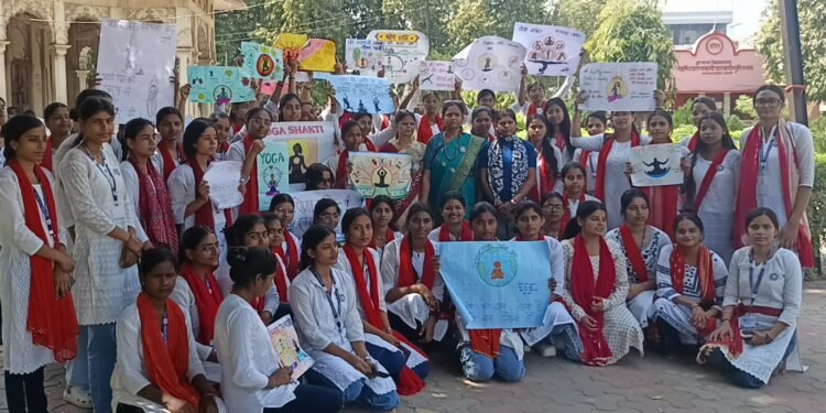 योग से सशक्त नारी का संदेश, छात्राओं ने किया नुक्कड़ नाटक का मंचन