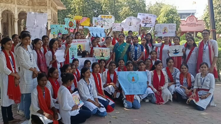 योग से सशक्त नारी का संदेश, छात्राओं ने किया नुक्कड़ नाटक का मंचन