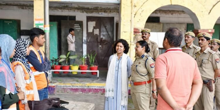 कड़ी सुरक्षा के बीच हुई यूपी पुलिस भर्ती परीक्षा, 3446 अभ्यर्थी रहे अनुपस्थित