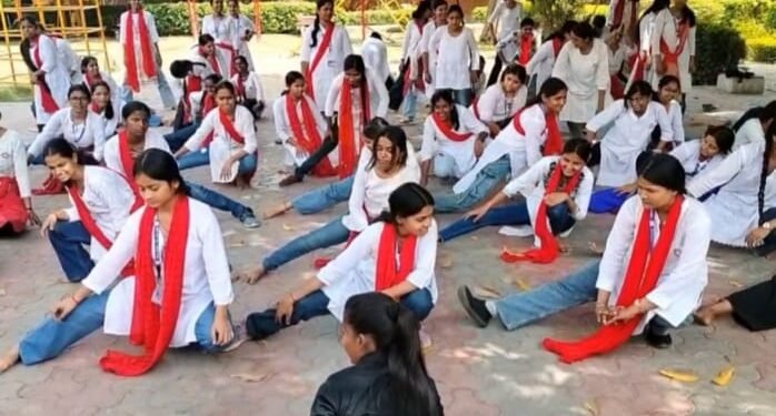 राष्ट्रीय सेवा योजना आर्य महिला पीजी कॉलेज वाराणसी द्वारा तीसरा दिन नारी सुरक्षा कराटे प्रशिक्षण का आयोजन