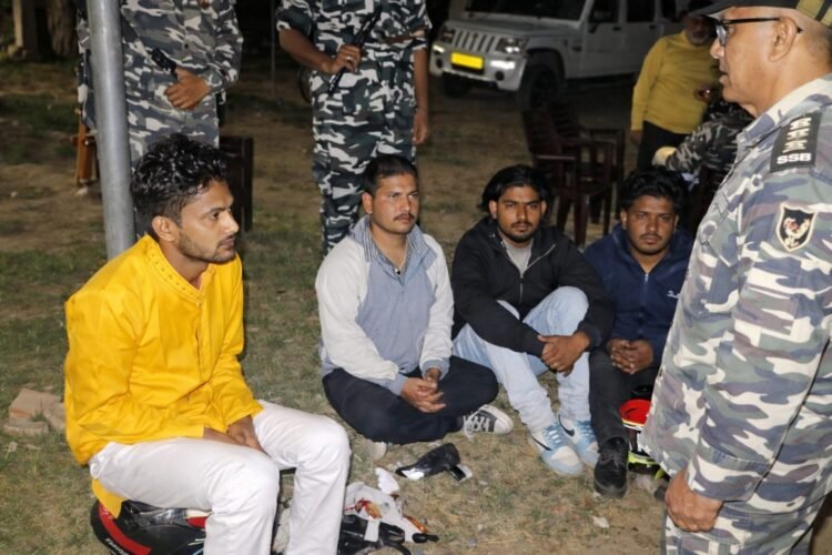 भारत-नेपाल सीमा पर एसएसबी की बड़ी कार्रवाई, चार युवकों के पास से स्मैक व चरस बरामद