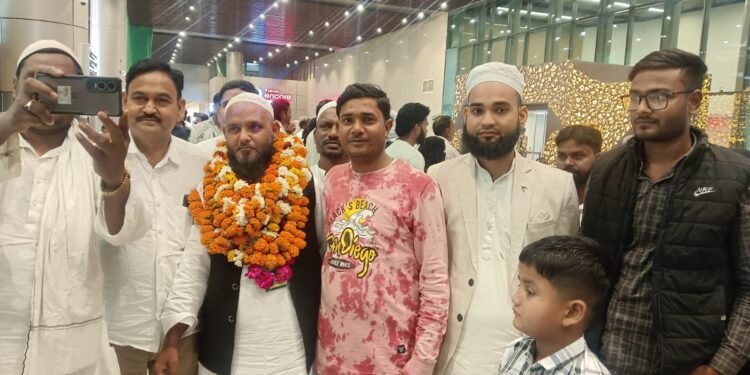 रमज़ान के पाक महीने में उमरा कर वतन लौटे मौलाना सिराज खान का हुआ जोरदार स्वागत
