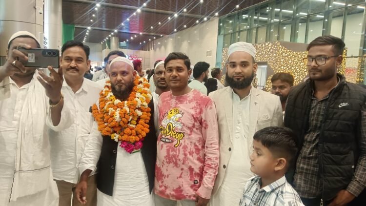 रमज़ान के पाक महीने में उमरा कर वतन लौटे मौलाना सिराज खान का हुआ जोरदार स्वागत