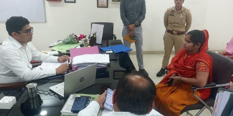 जनसुनवाई में डीएम का सख्त रुख, 93 शिकायतों पर त्वरित कार्रवाई के निर्देश