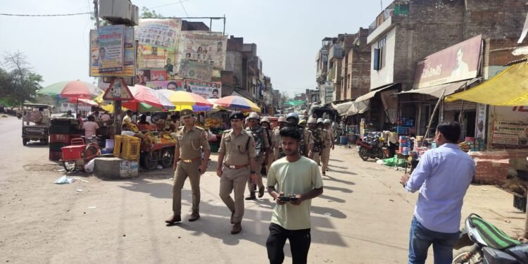सीओ के नेतृत्व में पुलिस ने की पैदल गश्त
