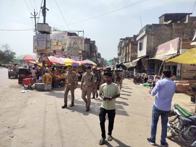 सीओ के नेतृत्व में पुलिस ने की पैदल गश्त