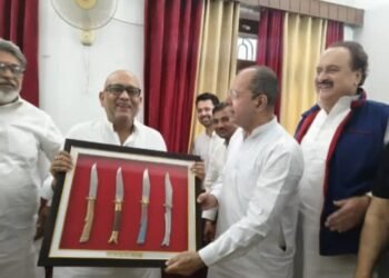 कांग्रेस प्रदेश अध्यक्ष का रामपुर दौरा, रामपुरी चाकू भेंट कर हुआ स्वागत