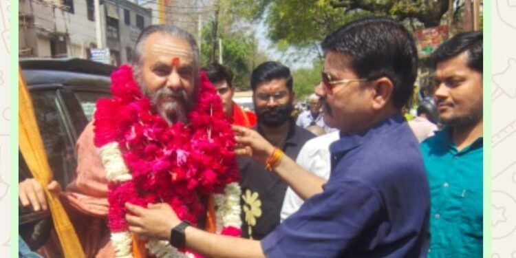 जगतगुरु शंकराचार्य स्वामी नरेंद्रानंद सरस्वती महाराज का लोगों ने स्वागत कर पाया आशीर्वाद