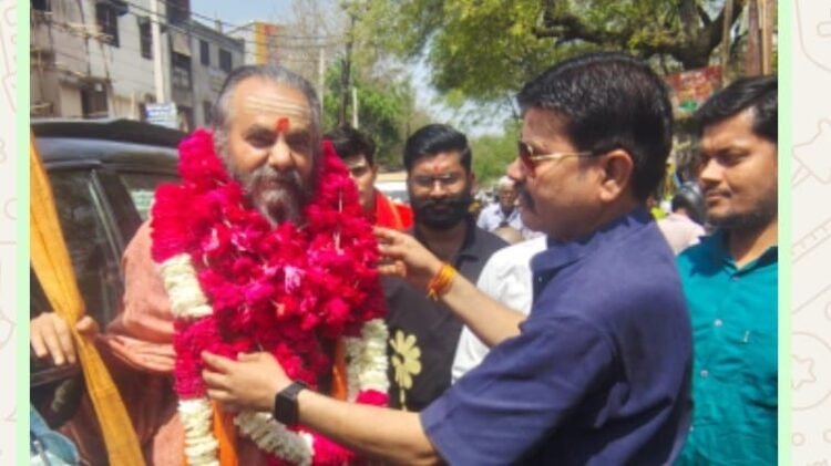 जगतगुरु शंकराचार्य स्वामी नरेंद्रानंद सरस्वती महाराज का लोगों ने स्वागत कर पाया आशीर्वाद