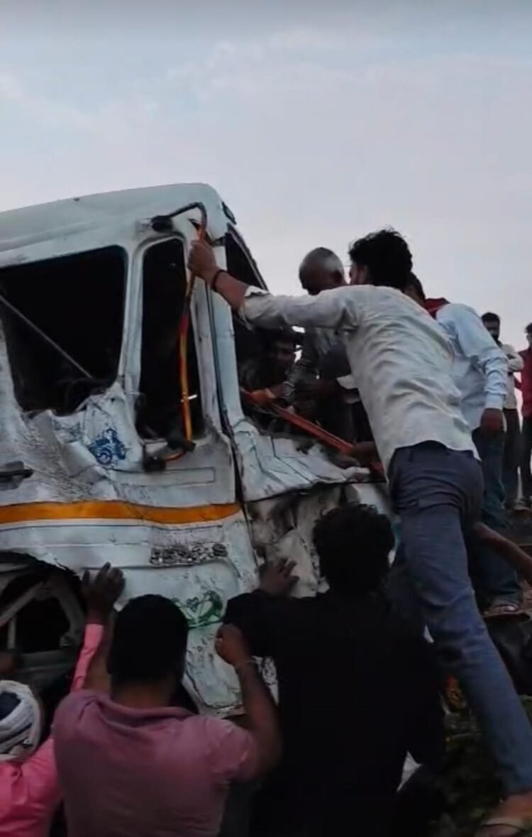 तेज रफ्तार बस की ट्राला से भिड़त, पांच घायल