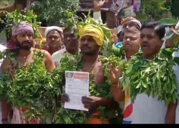 भाजपा अनुसूचित जनजाति मोर्चा द्वारा जिला मुख्यालय पर आदिवासी वेशभूषा में किया प्रदर्शन