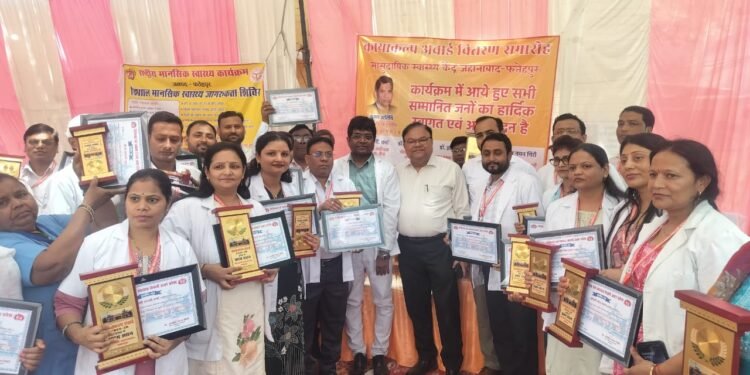 कायाकल्प अवार्ड से सम्मानित किये गये डॉक्टर जे पी वर्मा