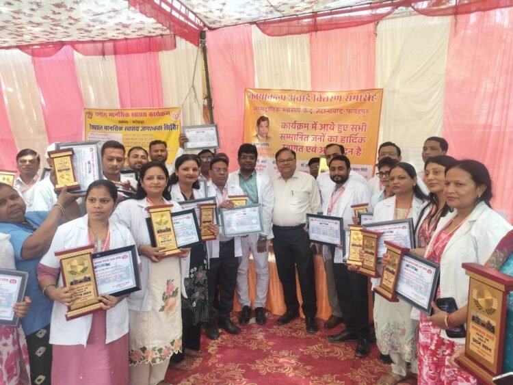 कायाकल्प अवार्ड से सम्मानित किये गये डॉक्टर जे पी वर्मा