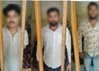 बिना नंबर की कार से बिहार ले जाई जा रही थी 264 बोतल अंग्रेजी शराब; स्वाट और एसओजी के साथ पुलिस ने घेराबंदी कर दबोचा।