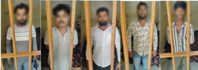 बिना नंबर की कार से बिहार ले जाई जा रही थी 264 बोतल अंग्रेजी शराब; स्वाट और एसओजी के साथ पुलिस ने घेराबंदी कर दबोचा।