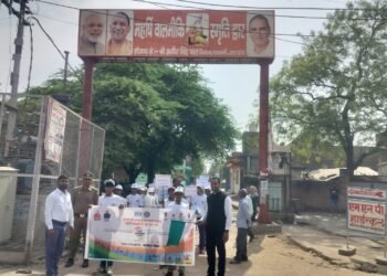 यमुना नदी अमराहट घाट पर श्रमदान कर स्वछता का दिया संदेश।