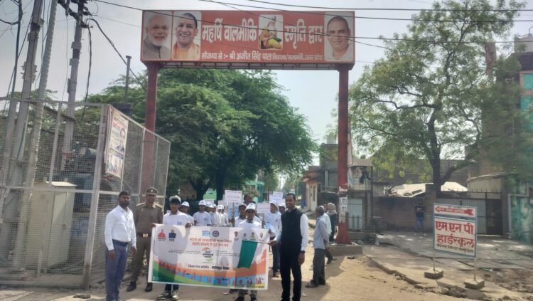 यमुना नदी अमराहट घाट पर श्रमदान कर स्वछता का दिया संदेश।