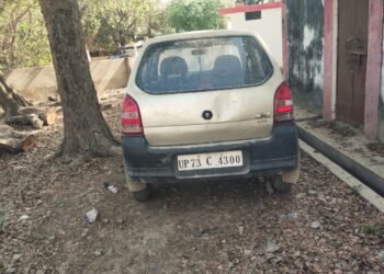 खंडा में सड़क किनारे खून लगी लावारिस कार बरामद, पुलिस जांच में जुटी