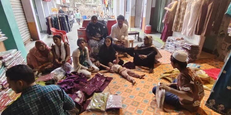 ईद पर बाजार गुलजार, इबादत के साथ खरीदारी में जुटे रोजेदार