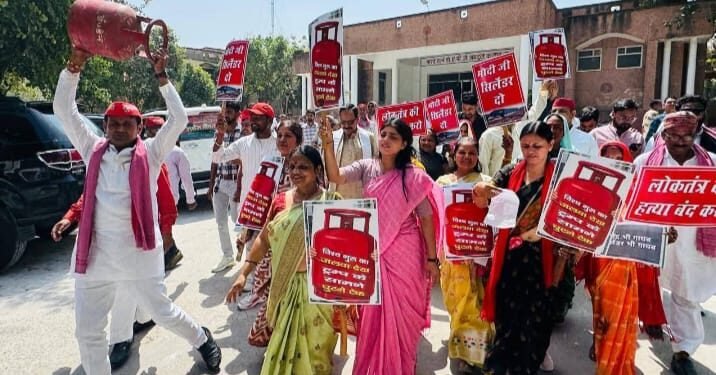 गैस कीमतों व संकट को लेकर सपा महिला मोर्चा का प्रदर्शन