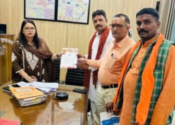 गौ रक्षा सेवा समिति के राष्ट्रीय अध्यक्ष ने डीएम को सौंपा ज्ञापन