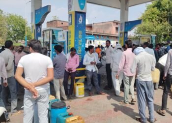 हमीरपुर जिले में डीजल-पेट्रोल को लेकर अफवाह से हड़कंप, पंपों पर उमड़ी भीड़