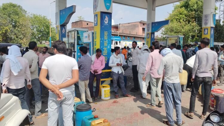हमीरपुर जिले में डीजल-पेट्रोल को लेकर अफवाह से हड़कंप, पंपों पर उमड़ी भीड़