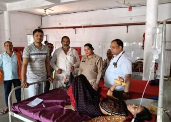 विश्व स्वास्थ्य दिवस पर सीएचसी में मरीजों को बांटे गए फल