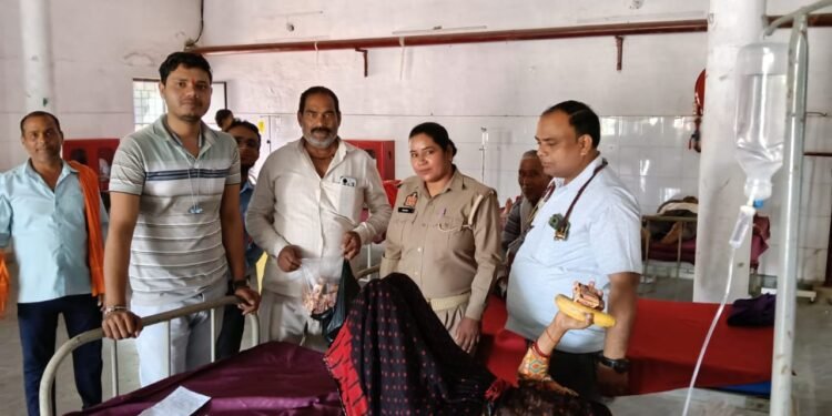 विश्व स्वास्थ्य दिवस पर सीएचसी में मरीजों को बांटे गए फल