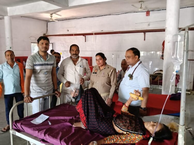 विश्व स्वास्थ्य दिवस पर सीएचसी में मरीजों को बांटे गए फल