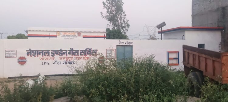 अभद्रता करने के मामले गैस एजेंसी के प्रति उपभक्ताओं मे आक्रोश